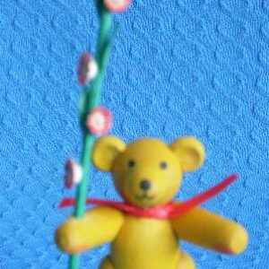 Bär mit Blumenranke