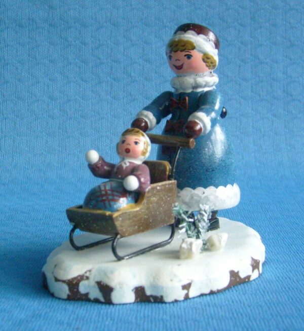 Mädchen mit Kinderschlitten 7 cm - Ausverkauft