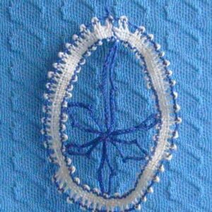 geklöppeltes Osterei blau