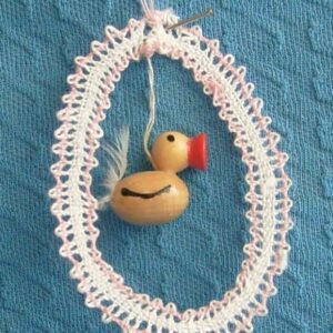 geklöppeltes Osterei rosa mit Kücken