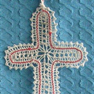 geklöppeltes Kreuz mit rotem Faden