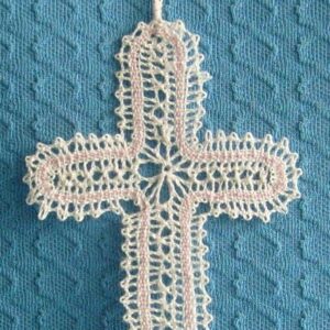 geklöppeltes Kreuz mit rosa Faden