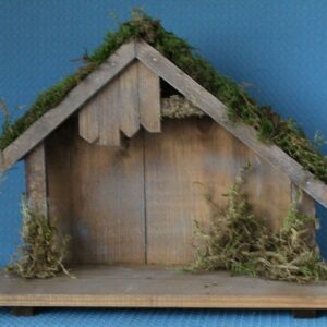 Holzstall mit Moosdach 2