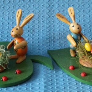 Osterhasen auf Birkenblatt