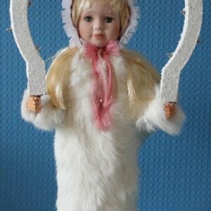 Christkind mit blonden Haaren, rosa Mützchen und echtem Kaninchenfell