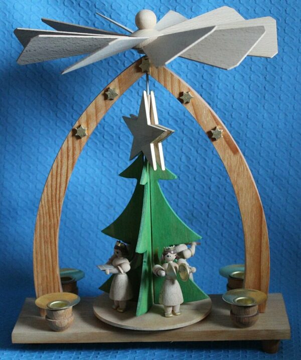 Pyramide mit 4 Engel