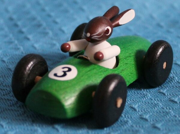Hase im Rennauto - noch 1 Stück