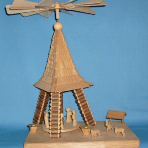 Pyramide mit Kurrende in der Kirche