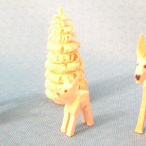 geschnitzte Rehgruppe mit Rillenbaum