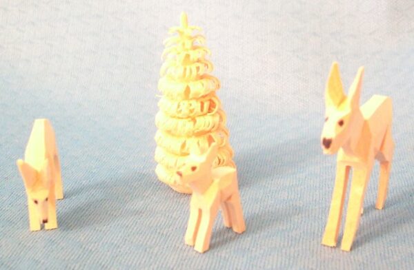 geschnitzte Rehgruppe mit Rillenbaum
