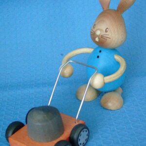 Hase mit Rasenmäher - nur noch 1 Stück vorrätig