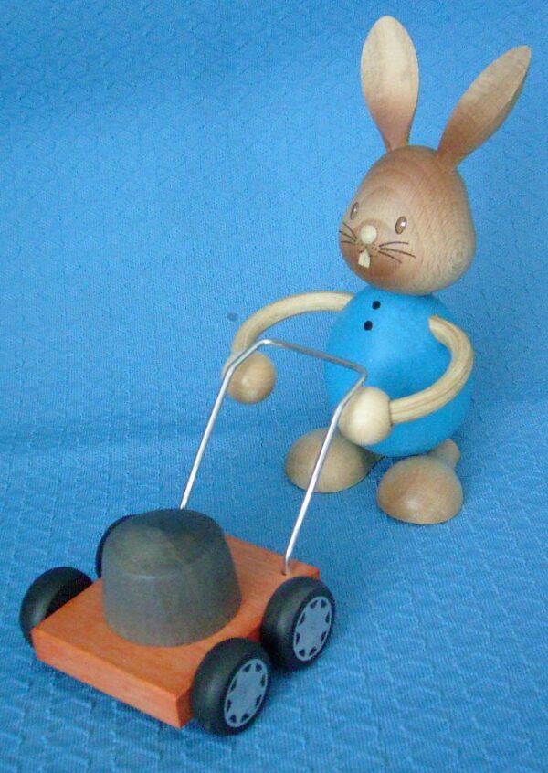 Hase mit Rasenmäher - nur noch 1 Stück vorrätig