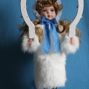 Christkind mit braunen Haaren, blauen Mützchen und echtem Kaninchenfell