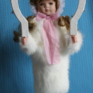 Christkind mit braunen Haaren, rosa Mützchen und echtem Kaninchenfell