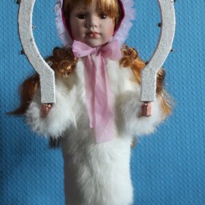 Christkind mit dunkelblonden Haar, rosa Mütze und echten Kaninchenfell - vorrätig 1 Stück